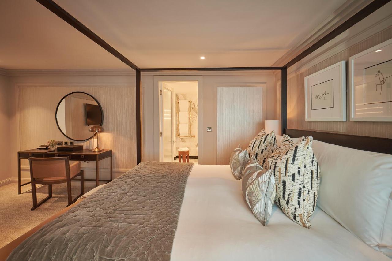 The Westbury Hotel Dublin Exteriér fotografie A bedroom at the hotel